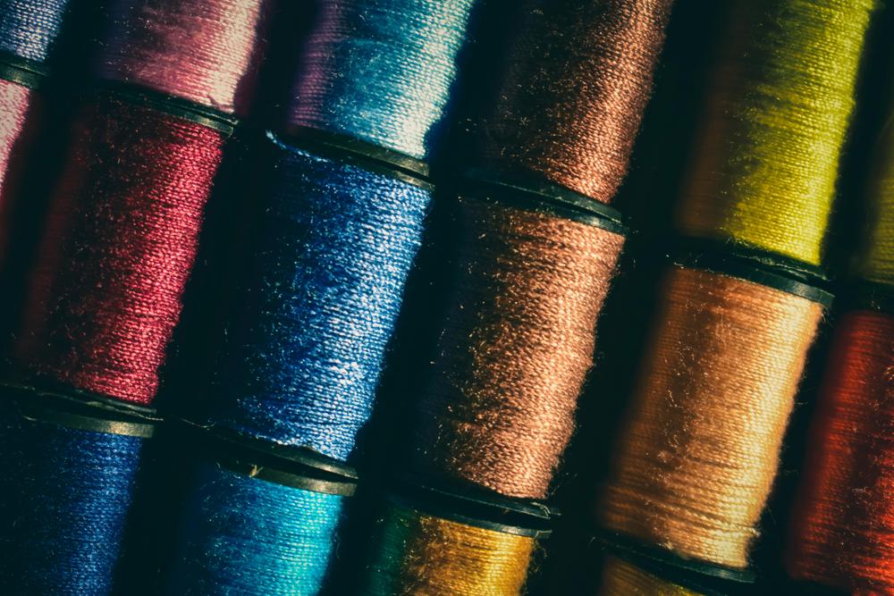 Materiał we wzory: odkryj różnorodność tkanin i ich zastosowania